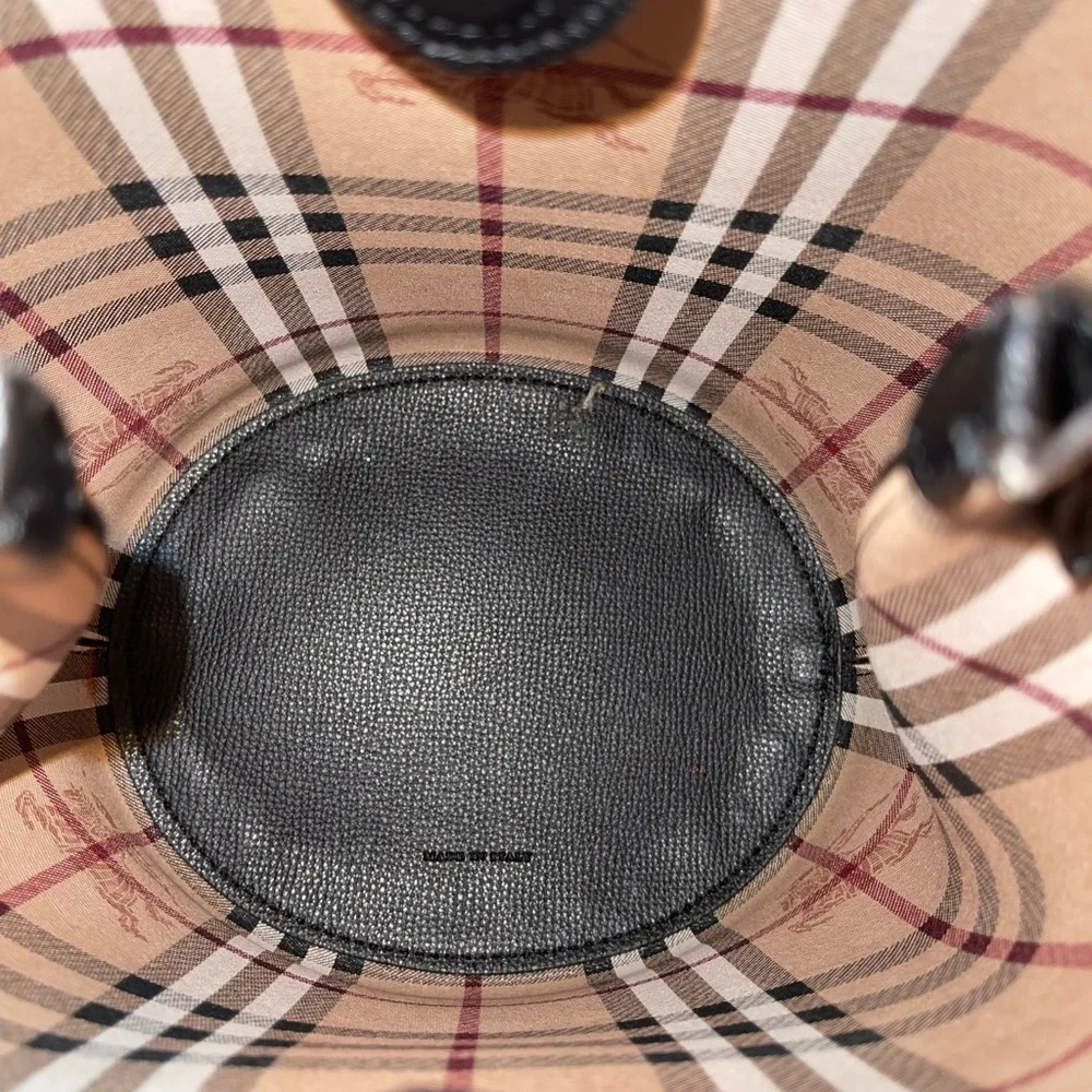 Burberry Purse - Picture 4 of 4